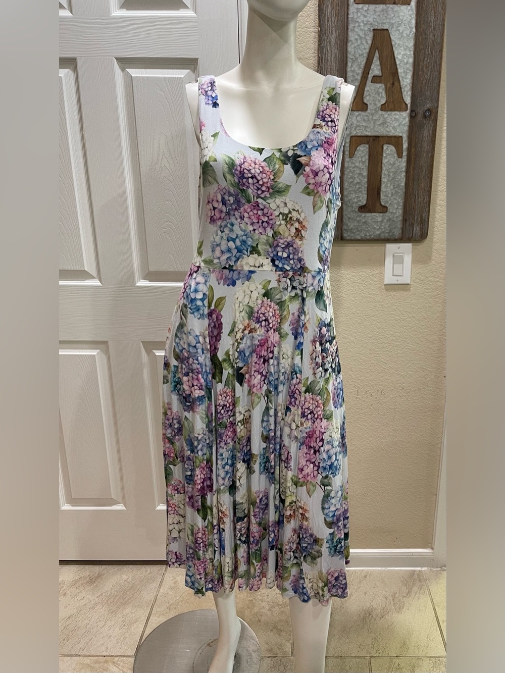 Posh Peanut “Kara" Hydrangea print Midi Dress Size Large